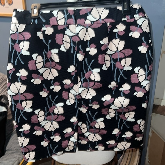 Ann Taylor 10 petite black with mauve and pink floral print back zipper - Picture 4 of 8